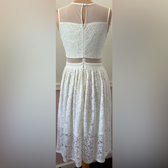 Lace detail dress size Medium NWT🔖🔖 - Picture 6 of 10